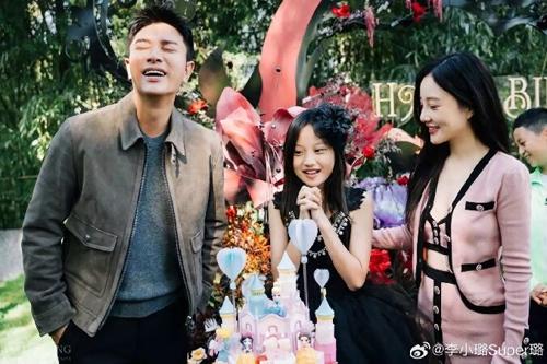 李小璐晒和贾乃亮合照为甜馨庆生：时光荏苒，不变的是对甜馨的爱