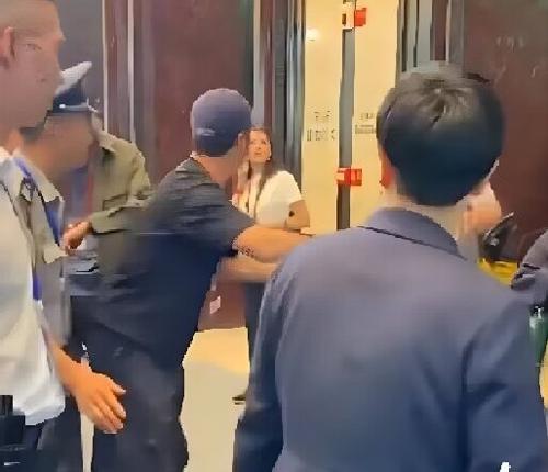  吴京，不让安保围着这一话题成功冲上了热搜