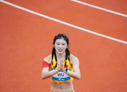 吴艳妮开启冬训 ，带着学青会的冠军回到母校，吴艳妮也是大受欢迎