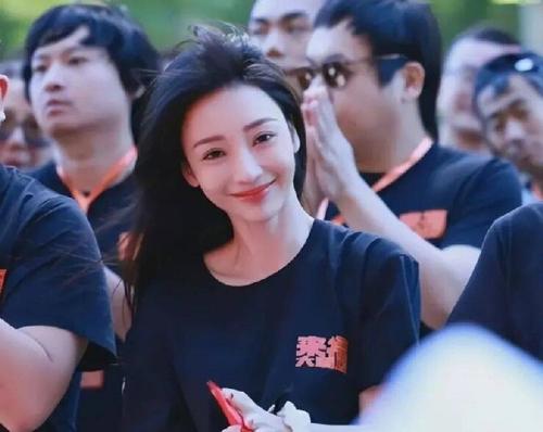柳岩一向被视为娱乐圈的性感女神，最近两年穿着越发保守