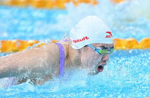 经过激烈的比赛，张雨霏最终摘得了女子100米蝶泳的桂冠，为国家争得了荣誉