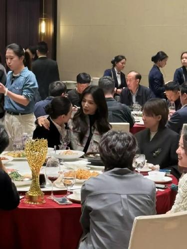 美女之间的友情真是令人羡慕！刘涛坐在宋佳腿上亲密聊天