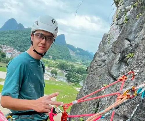 王一博的人生真是热烈而精彩！他风雨无阻，首次登上001号