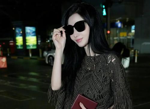 张萌启程前往米兰时装周，状态极佳！她佩戴墨镜漫步街头，尽显美丽与飒爽